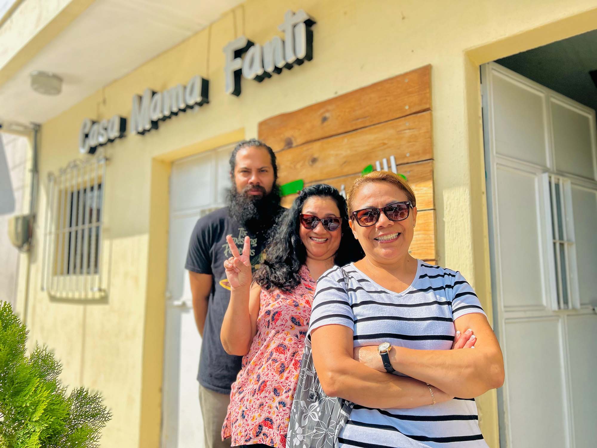 Fachada y familia
